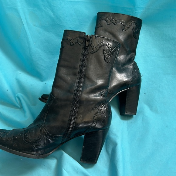 2pr Antonio Melani  pleather,size 8.5 boots. One pr is black , other is caramel - Picture 3 of 16